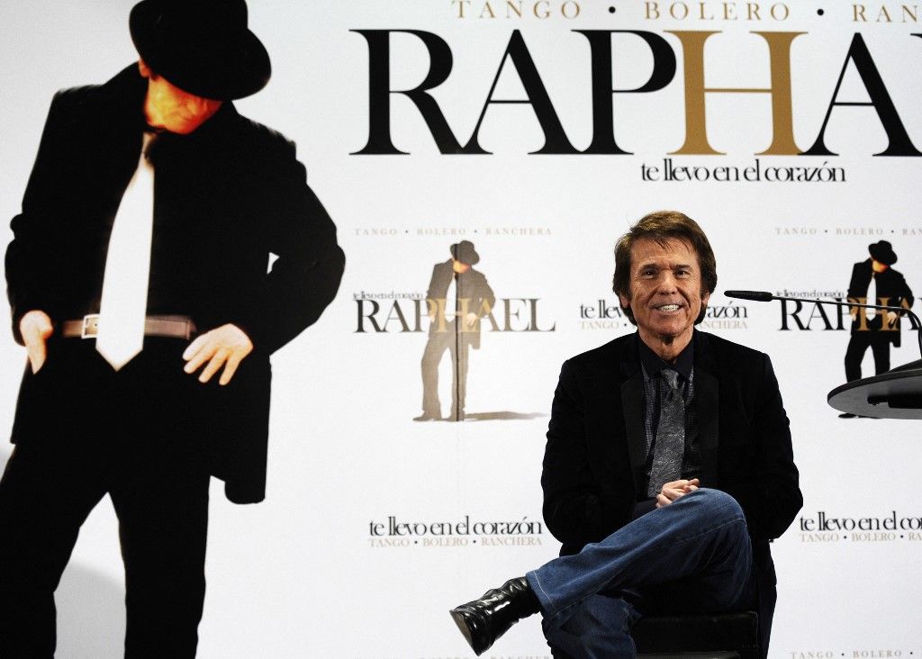 El cantante español Raphael será trasladado de hospital tras descartarse que sufriera un ACV