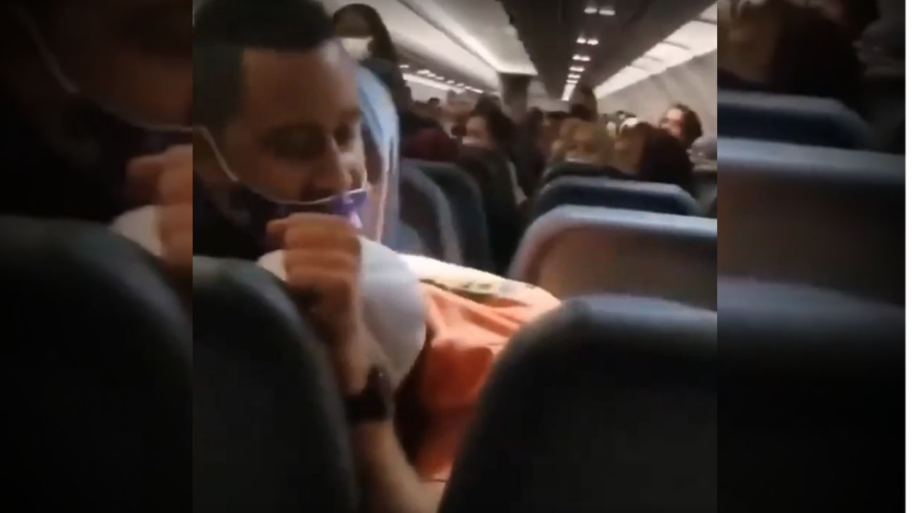 Video: un pasajero agredió a la tripulación de un vuelo y fue atado con cinta adhesiva