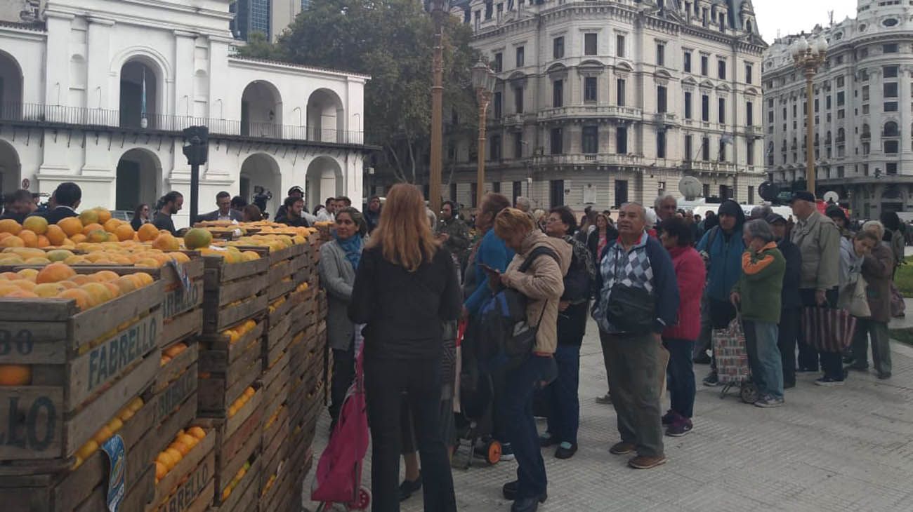 Frutazo: regalan 20.000 kilos en Plaza de Mayo para protestar por la crisis del sector
