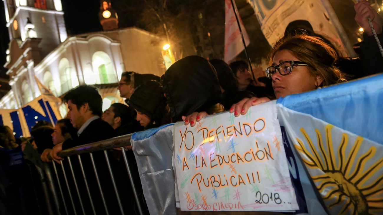 Miles de personas marcharon por la educación pública con cánticos y pancartas