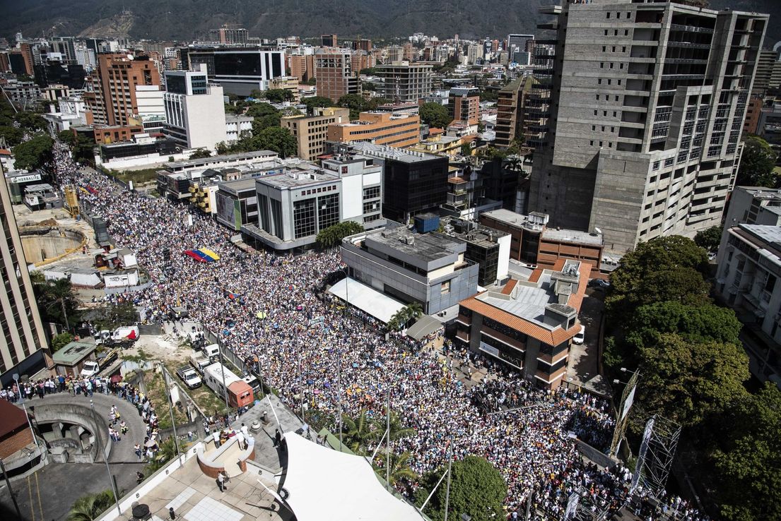 Los venezolanos lucharían contra invasión de EEUU, dice Maduro
