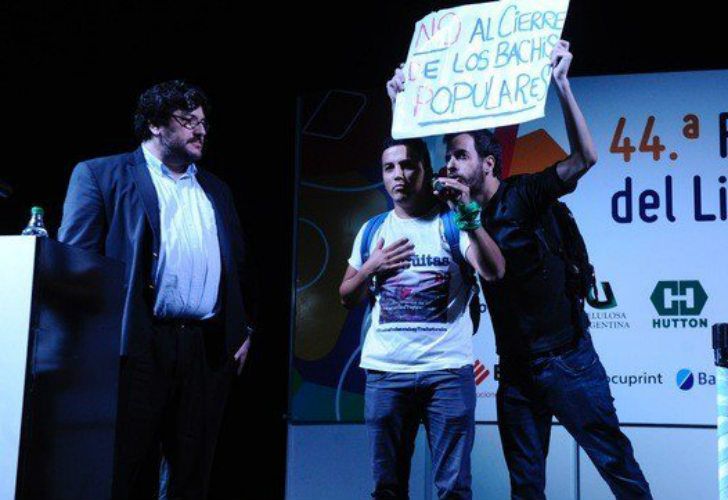 Protesta en la inauguración de la Feria del Libro: abuchearon a dos ministros