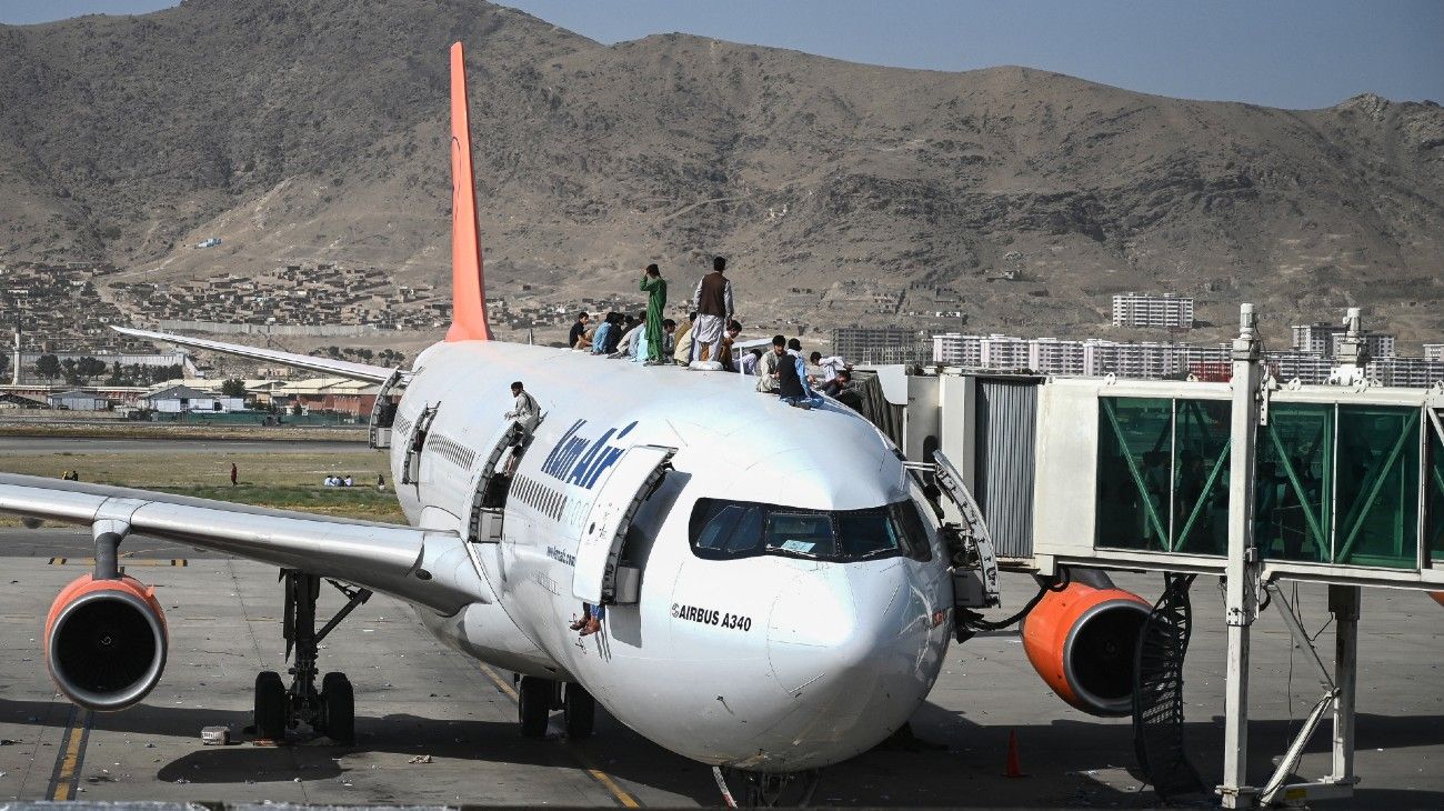 Caos en Kabul: se cuelgan de los aviones para intentar escapar de los talibanes en Afganistán