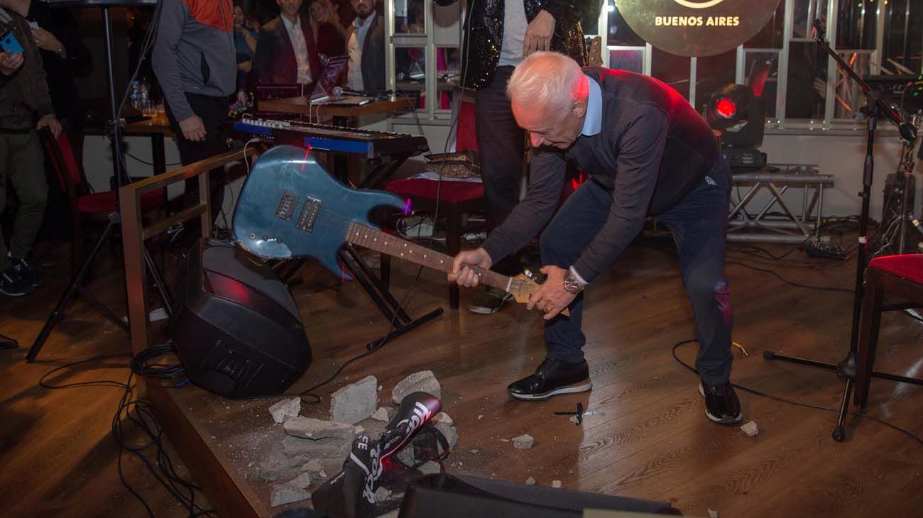 VIDEO | A lo Charly García, el presidente de Racing destrozó una guitarra