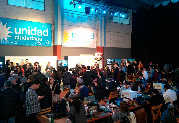 Cristina y Scioli ya esperan los resultados en Arsenal