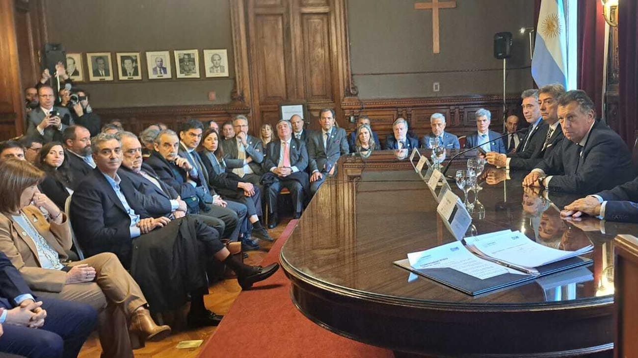 Los precandidatos firmaron un compromiso digital: de qué se trata