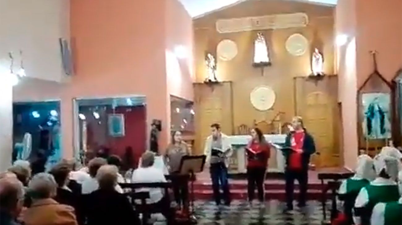 Irrumpió en una iglesia a los gritos por un auto mal estacionado