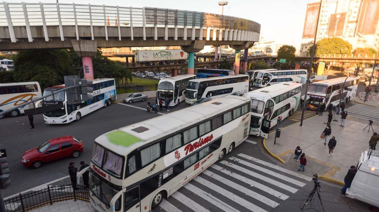 El reclamo de micros turísticos en la avenida 9 de Julio lleva más de 50 horas
