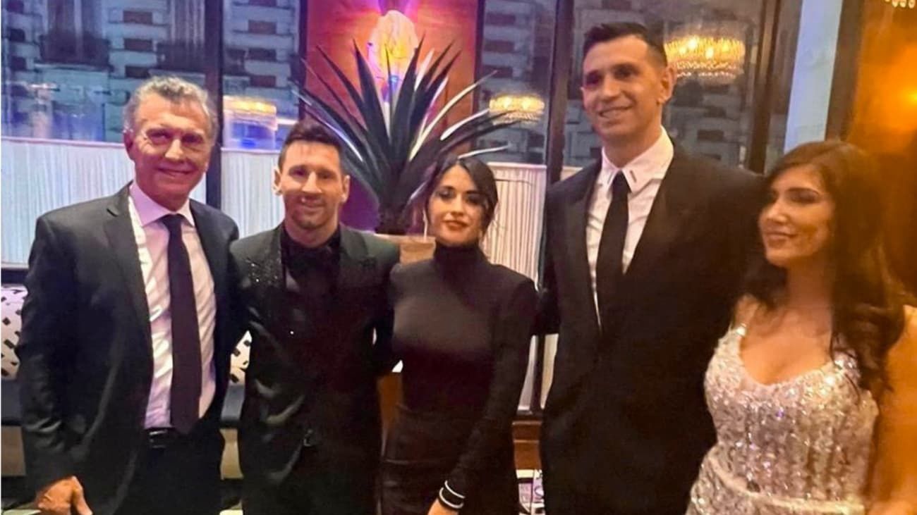 Mauricio Macri logró la foto más codiciada con Lionel Messi y Dibu Martínez en los premios The Best