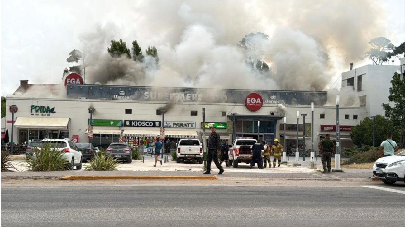 Un supermercado lleno de turistas se incendió en Pinamar