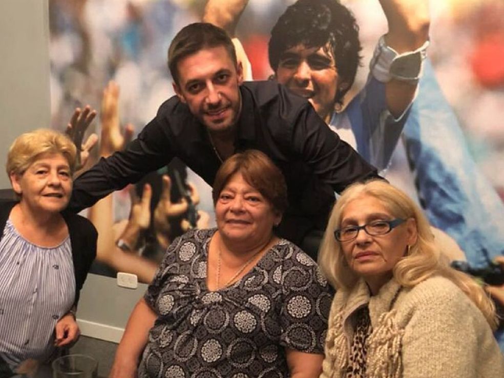 Muerte de Diego Maradona: sus hermanas le organizan una misa para este jueves