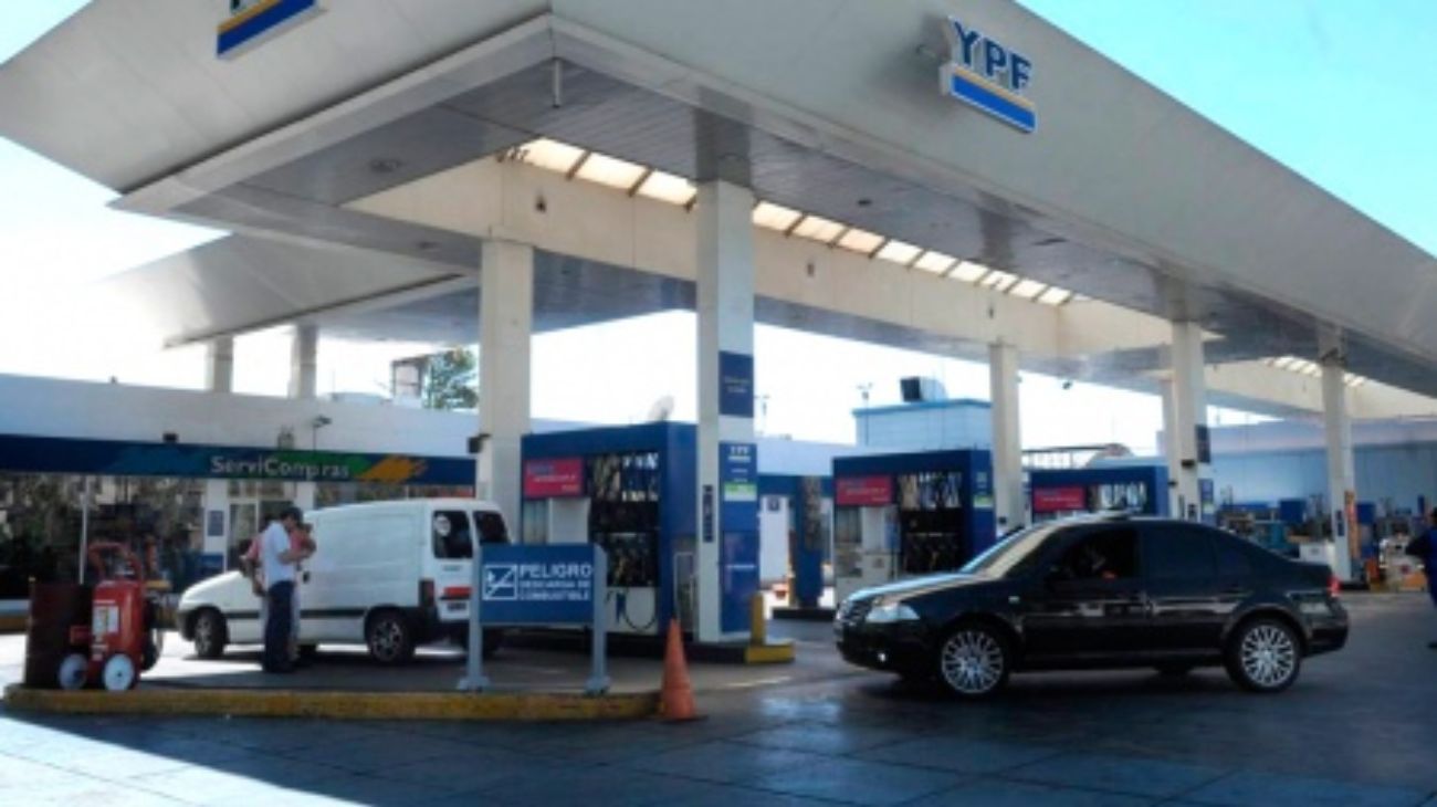 Las estaciones de servicio anunciaron que cerrarán esta noche