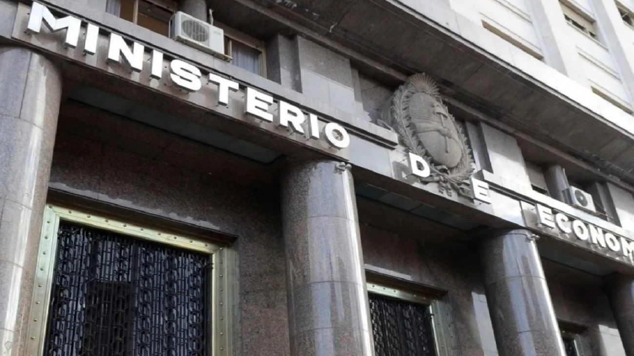 La recaudación tributaria aumentó 4,8% real según Luis Caputo
