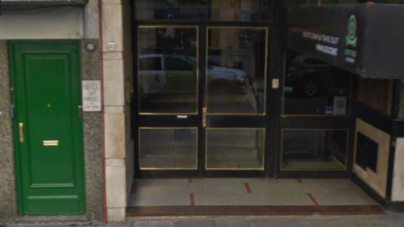 Encontraron muerta a una mujer en Recoleta: tenía un cordón de zapatilla atado en el cuello