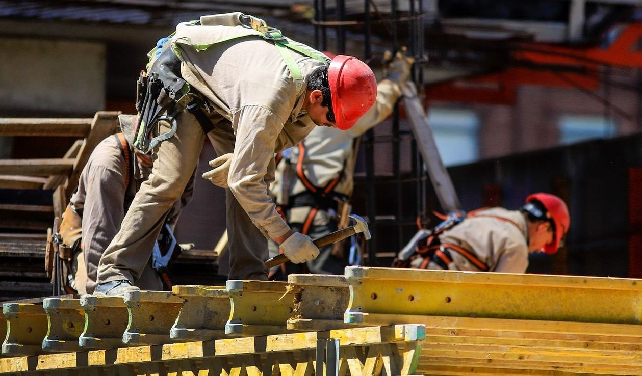 La actividad económica cayó 4,3% en enero por el derrumbe del sector Construcción
