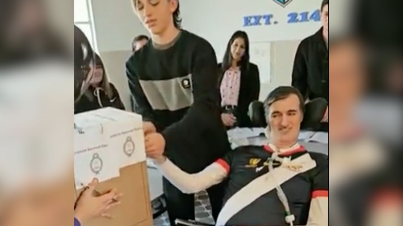 Esteban Bullrich viajó 600 kilómetros para votar y emocionó a todos en Junín