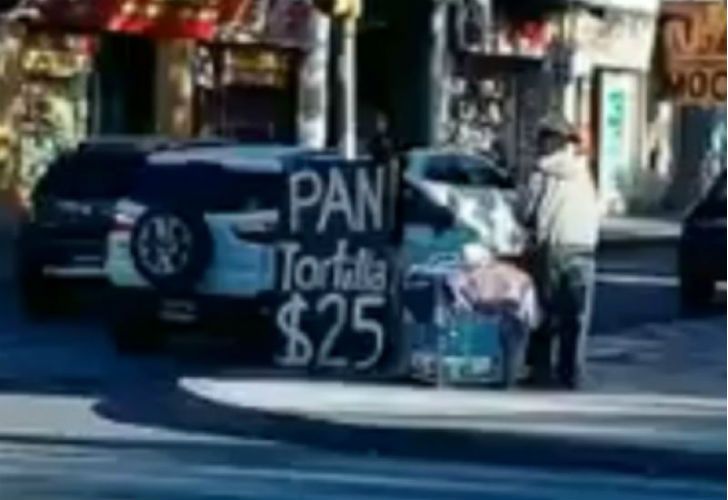 Video: policías incautan pan a un vendedor ambulante y se lo comen