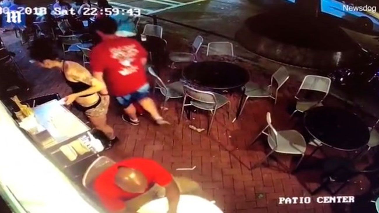 Video | Es moza, un cliente le tocó la cola y ella le dio una lección