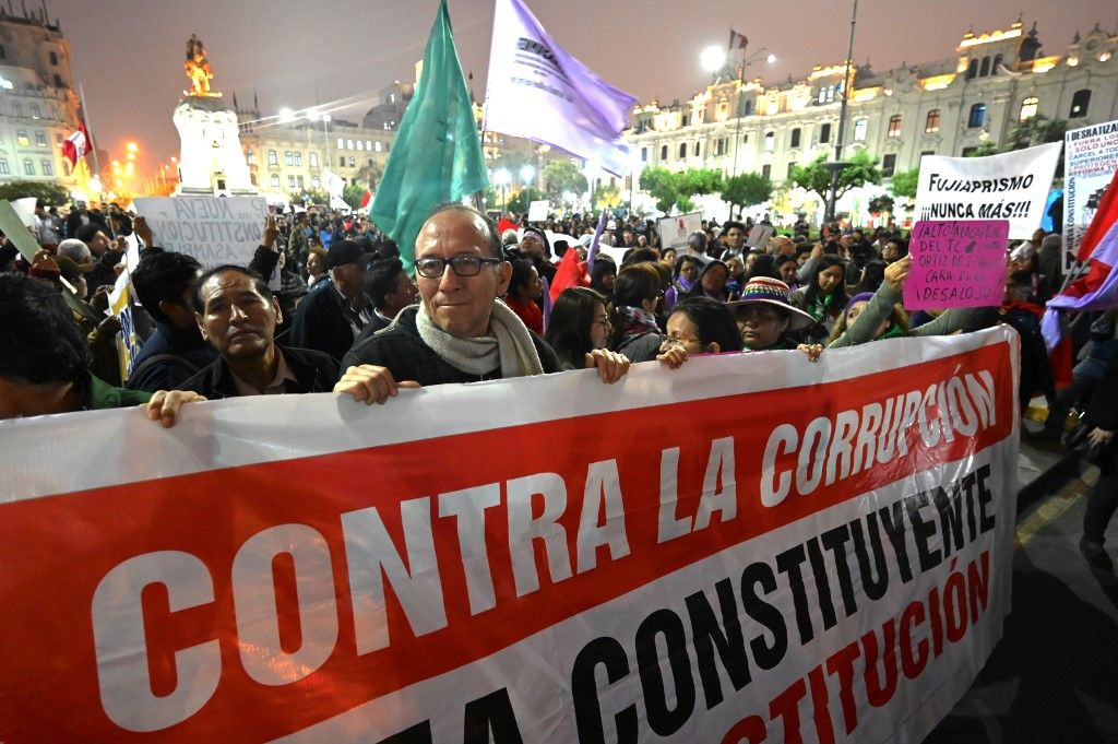 Hartos de la corrupción, los peruanos celebran el cierre de Congreso pese a mal precedente