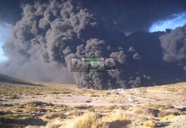 Tensión en Mendoza por el incendio de una planta de YPF