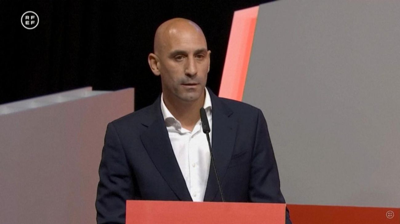 Luis Rubiales renunció como presidente de la Federación Española