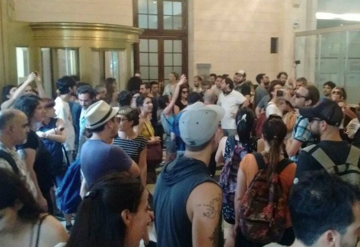 Trabajadores de la TDA protestaron en el CCK por 180 despidos
