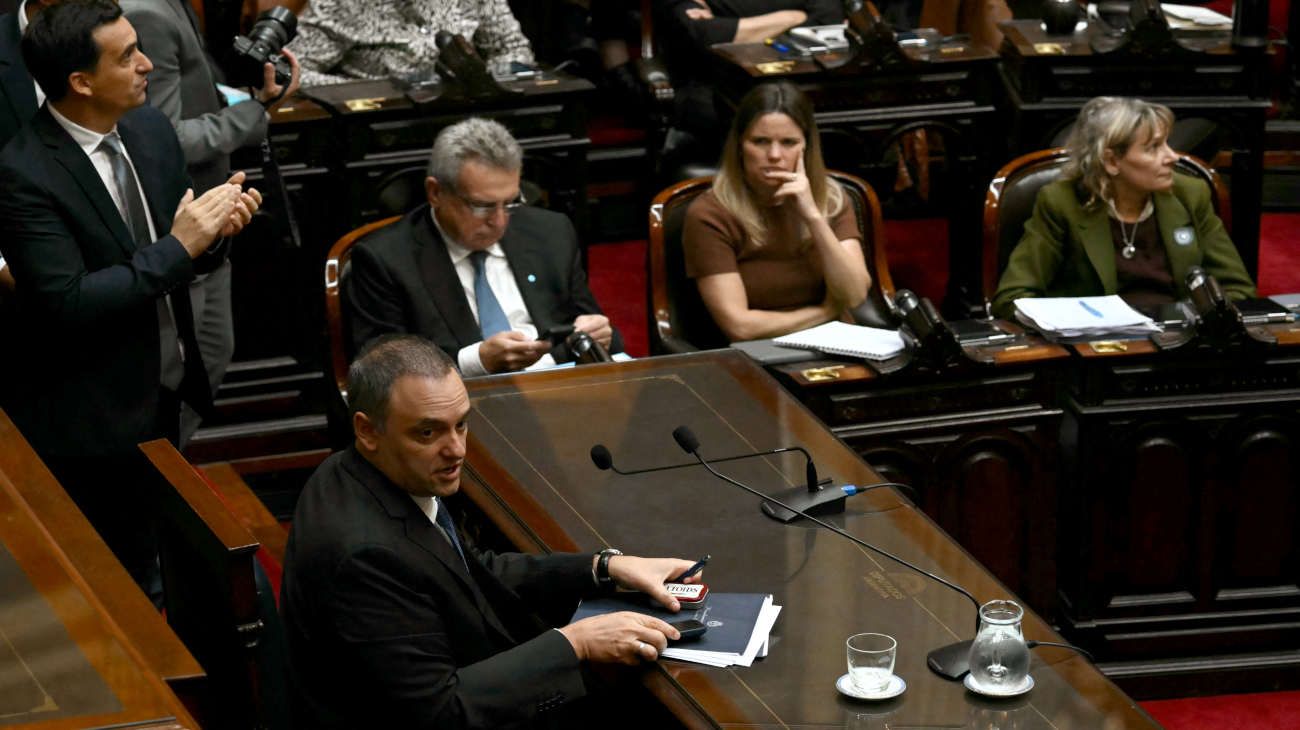Manuel Adorni en el Congreso: los memes que dejó su exposición y la reacción en redes