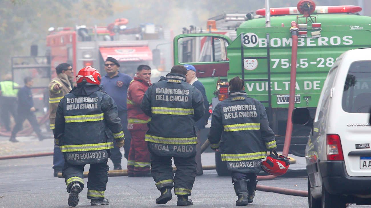 El incendio en el depósito de Iron Mountain derrumbó dos paredes y llevará dos semanas su extinción