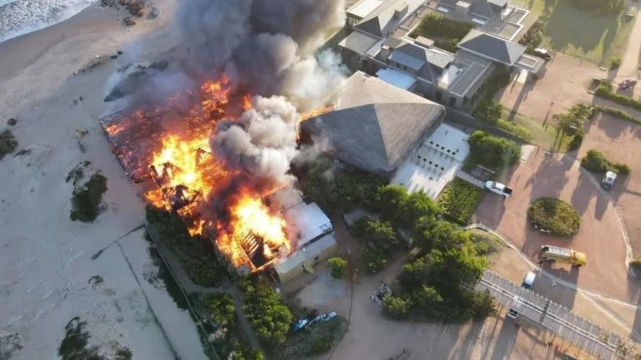 Los videos del devastador incendio en un parador de la playa de San Ignacio en Punta del Este