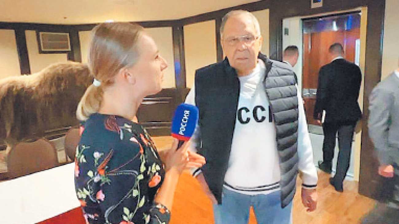 El canciller ruso apareció con un nostálgico buzo de la URSS