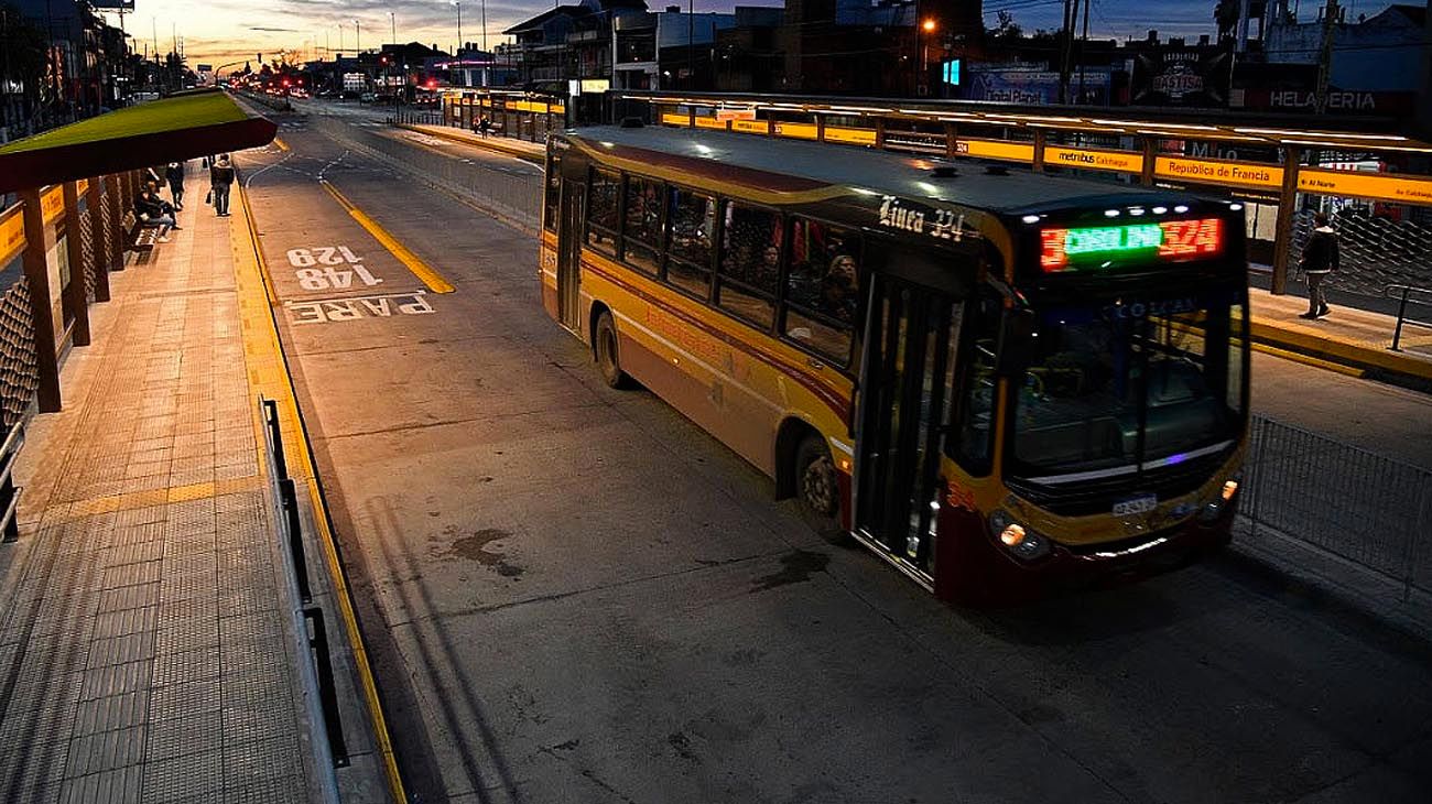 Le tiraron ácido para robarle la mochila mientras esperaba el colectivo en San Justo