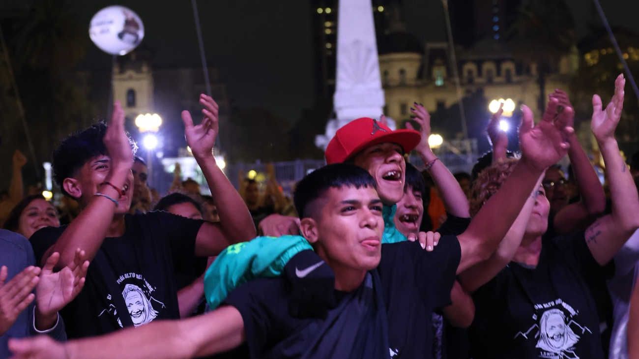 Plaza de Mayo custodia la Memoria: vigilia masiva a 50 años del golpe militar