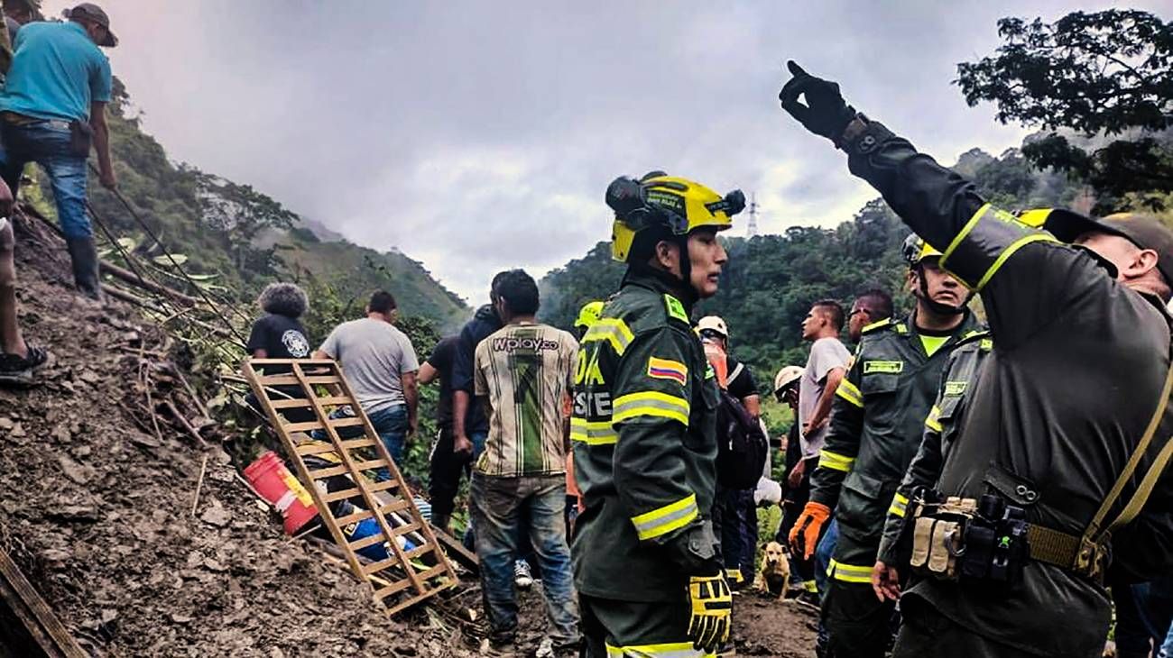 Tragedia en Colombia: un alud arrasó con un colectivo escolar y dejó 34 muertos