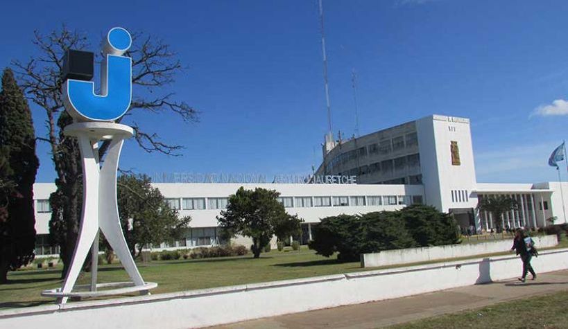 La encuesta que revela la pauperización de la docencia universitaria: 1 de cada 5 docentes trabaja en Uber, Rappi o Avon