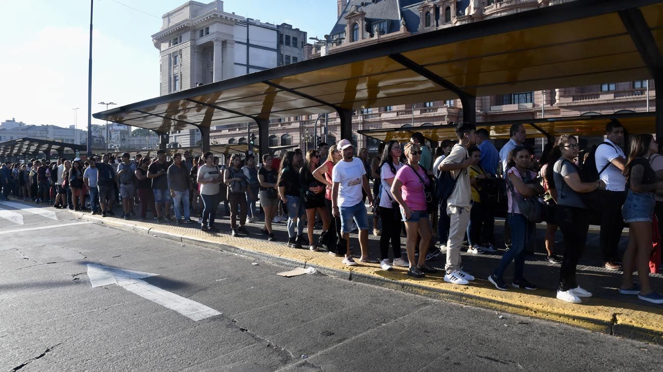 Sigue el reclamo: cuáles son las 23 líneas de colectivos que adhieren al paro