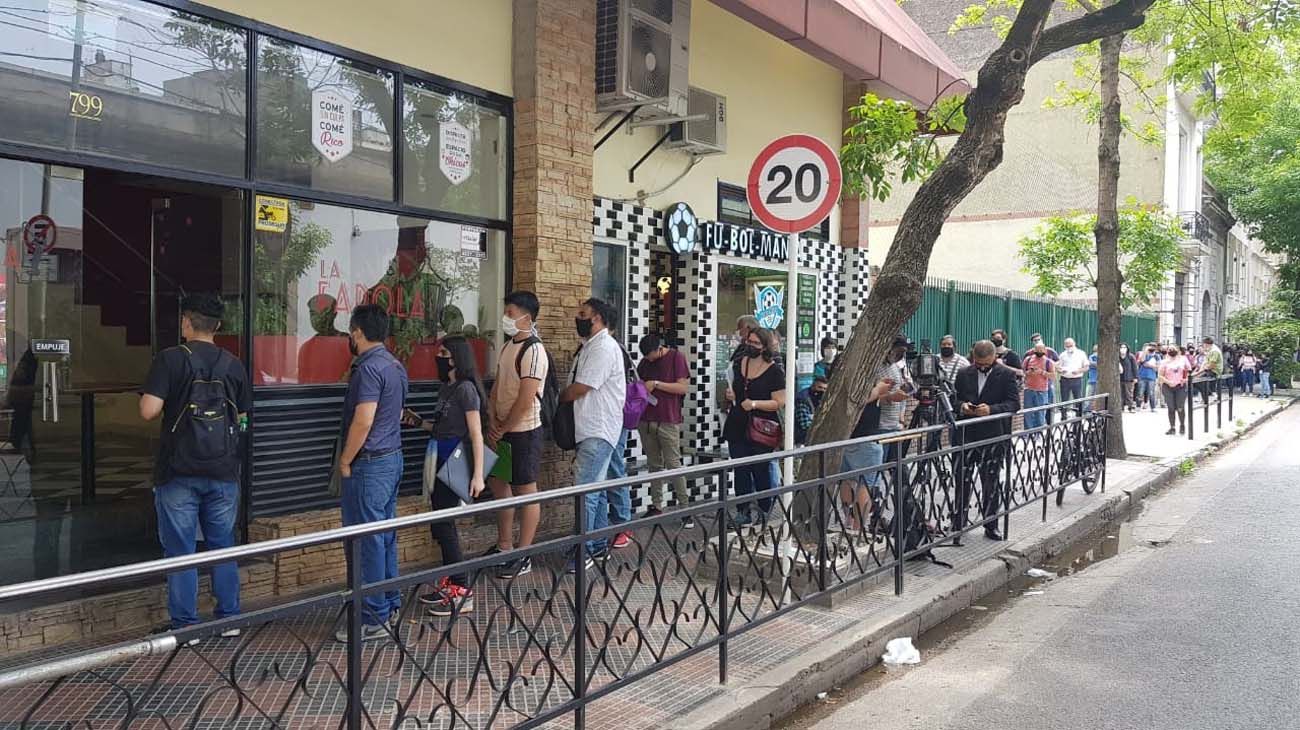 Dos cuadras de cola tras una oferta de trabajo en una pizzería de San Cristóbal