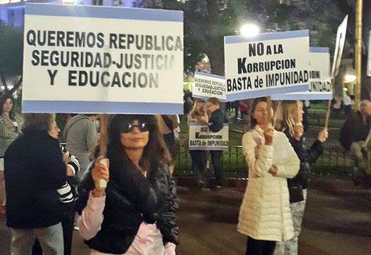 Cacerolazo del #13N, con más ruido que gente en las calles