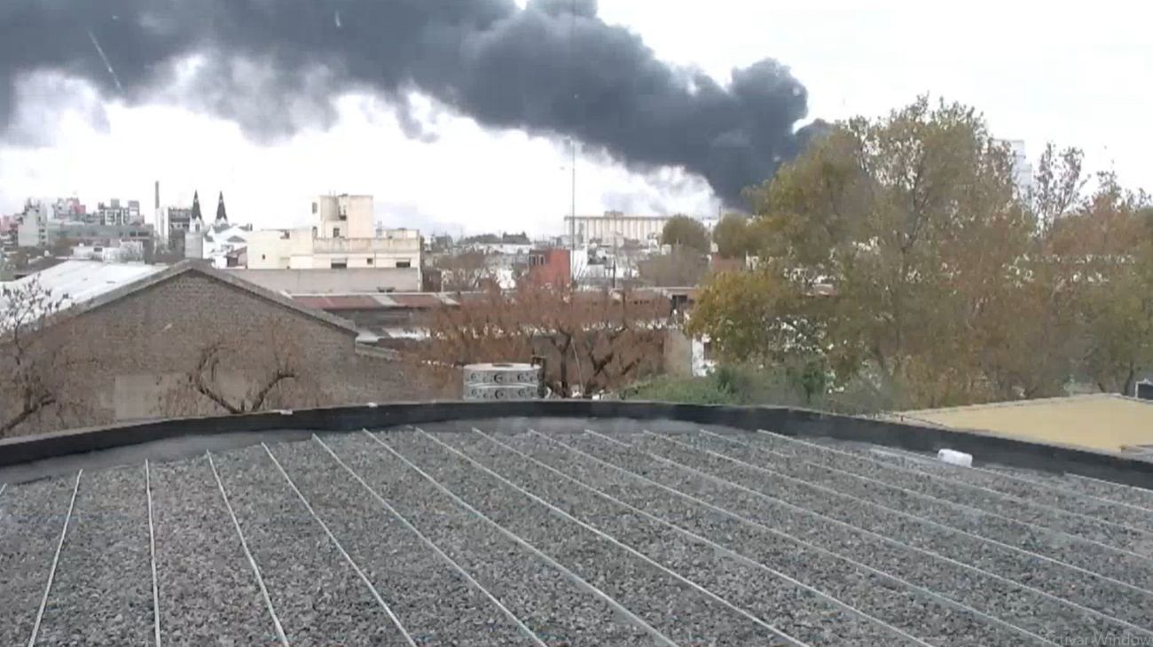 Incendio en Dock Sud: al menos tres galpones fueron afectados