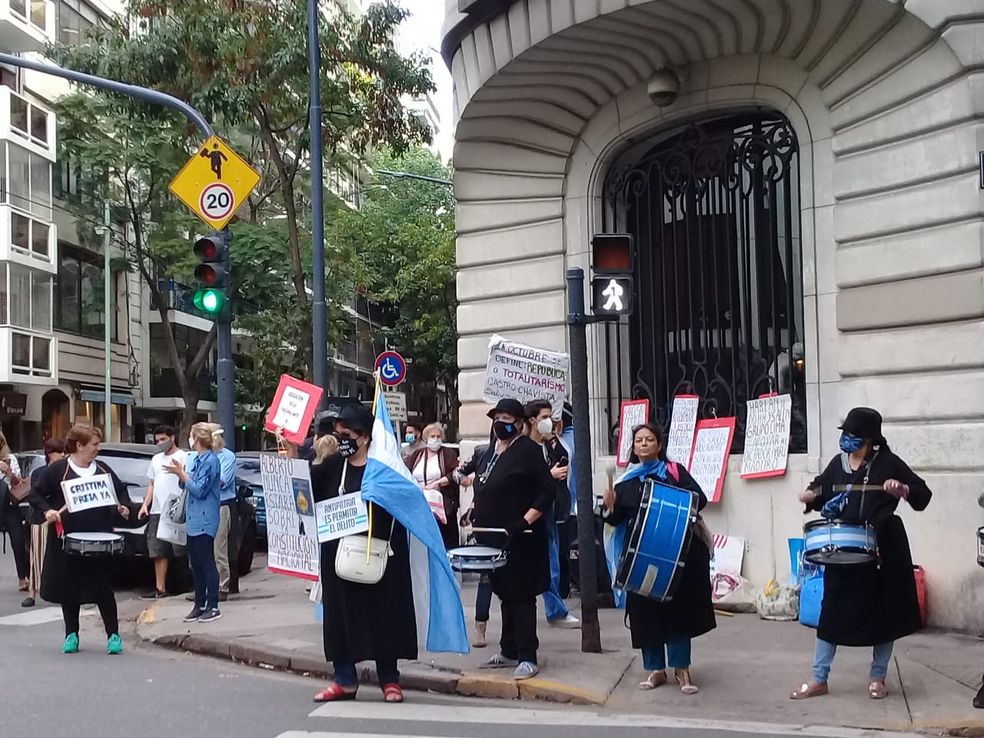 Cacerolazo por la educación frente a la casa de Cristina Kirchner