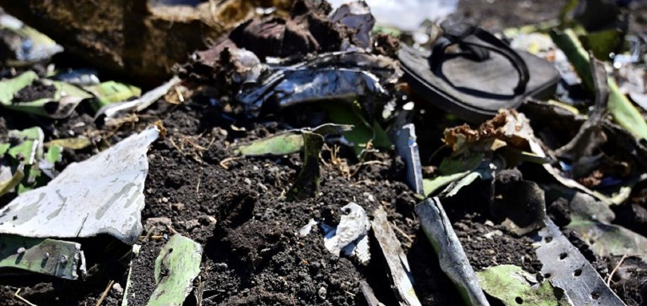 Dan tierra quemada a familiares de víctimas de la tragedia de Ethiopian Airlines