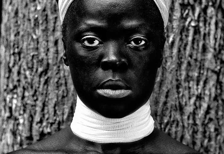 Zanele Muholi, la fotógrafa sudafricana que desafía desde su propia mirada