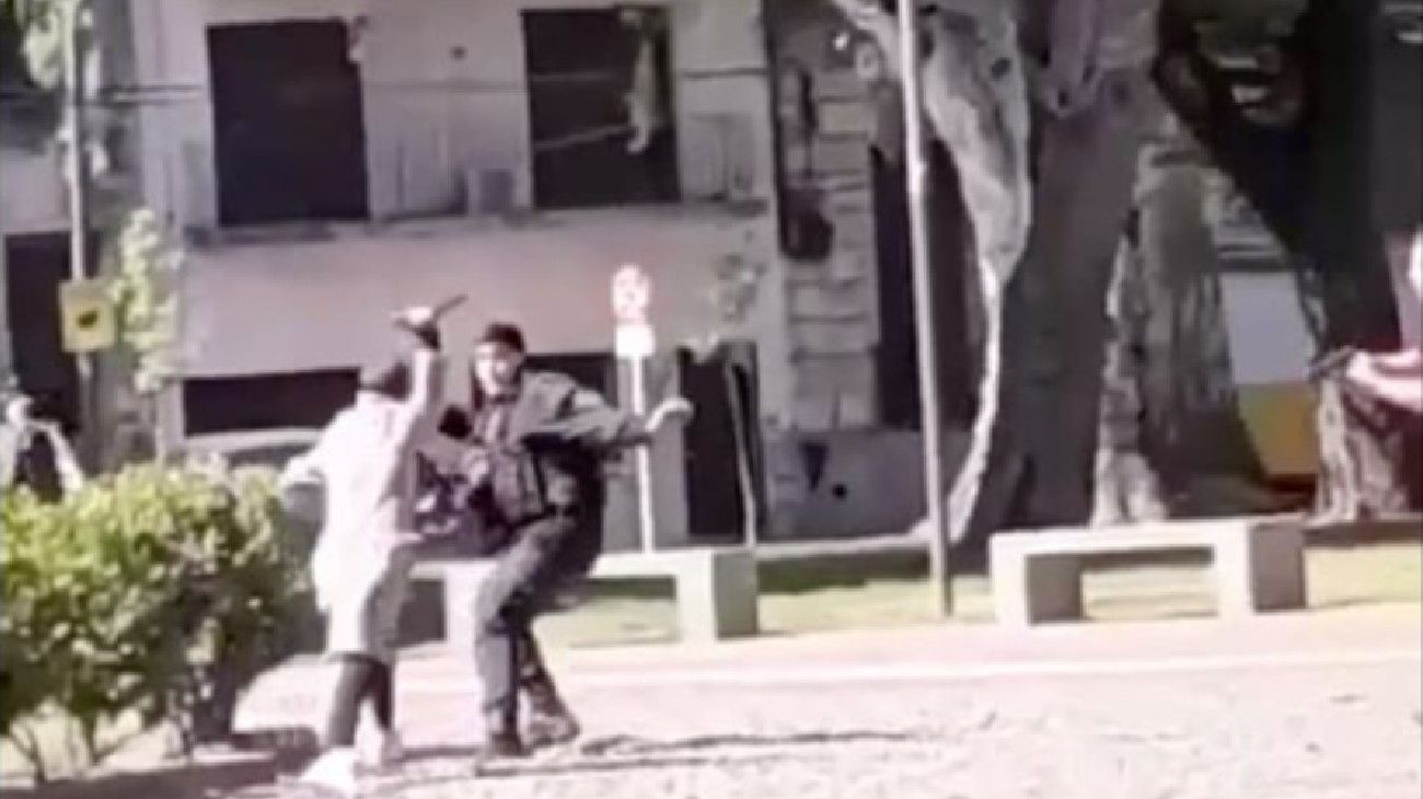 Video: policías balearon a un hombre armado en Constitución y un disparo alcanzó a un vecino