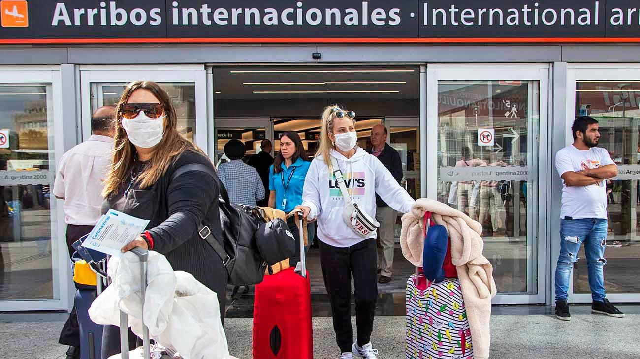 Exceptúan de aislarse a residentes que viajen al exterior por trabajo