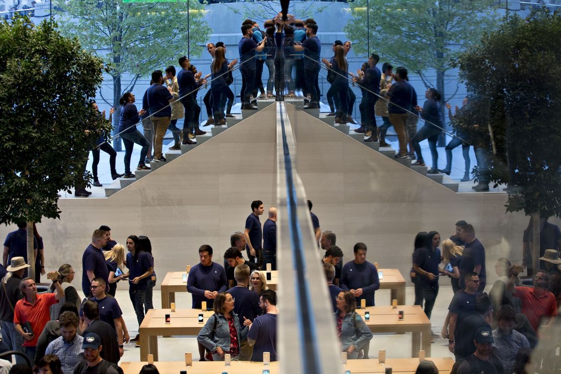 Ante la caída de las ventas de IPhones, Apple apunta a servicios y accesorios