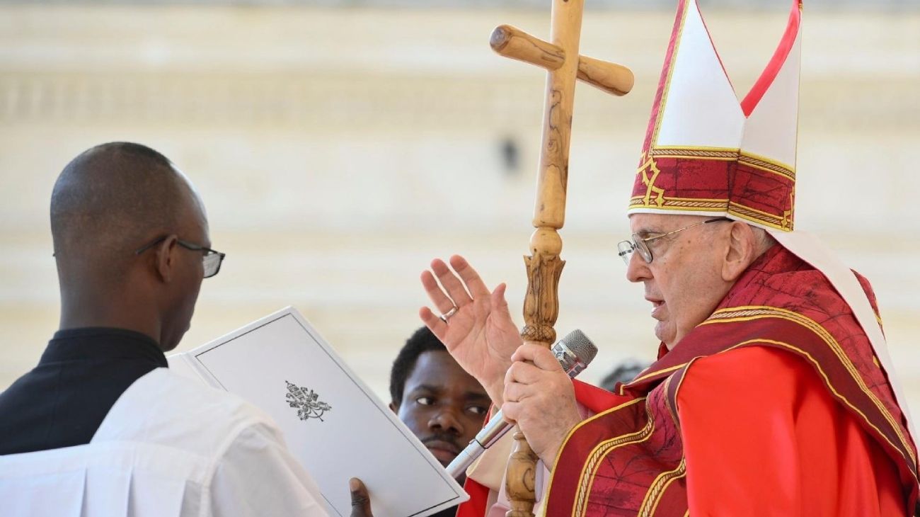 Francisco saludó entre el público y encabezó la misa del Domingo de Ramos tras su internación
