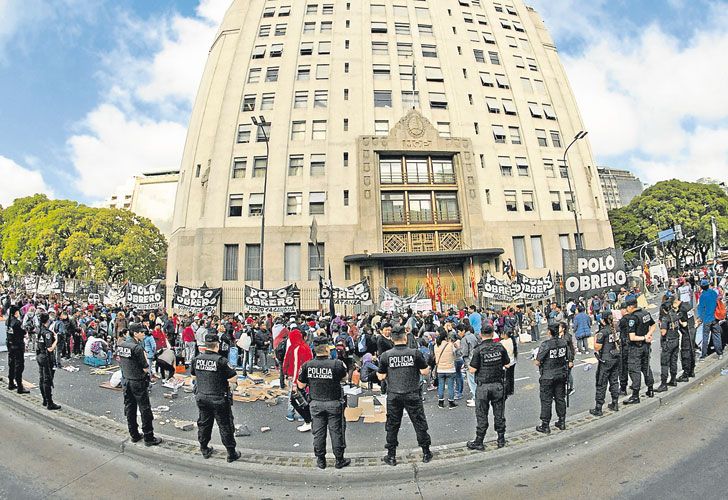 Bono, alimentos, pan dulce y juguetes para contener las protestas