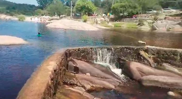 Una nena se bañaba en un río de Córdoba y murió: denuncian que "la aspiró un caño"