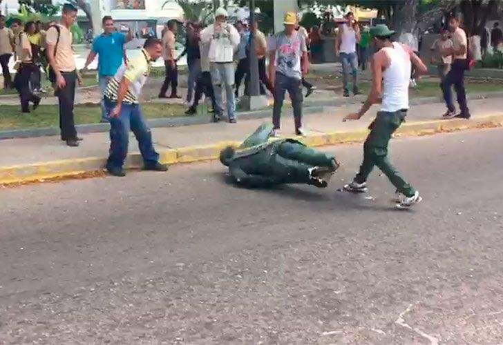 Video | Destruyen a golpes una estatua de Hugo Chávez
