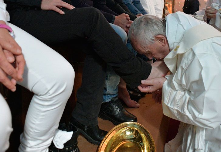 El Papa Francisco lavó los pies de 12 presos