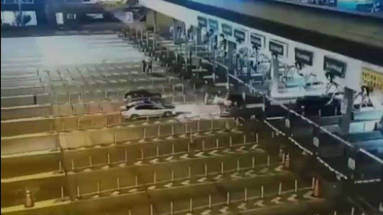 En pleno festejo por la Copa América, chocó contra un peaje en Retiro y murió